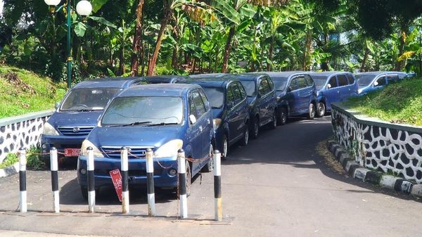 Penampakan Deretan Mobil Dinas yang Telantar di Kompleks DPR