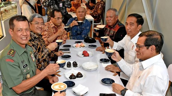 Momen Jokowi Mampir ke Kafe di Bandung: Ngopi dan Diajak Selfie