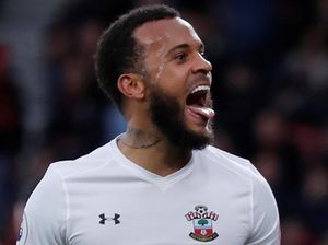 Ekspresi Kocak Ryan Bertrand Usai Lakukan Lemparan Tinggi ke Udara