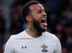 Ekspresi Kocak Ryan Bertrand Usai Lakukan Lemparan Tinggi ke Udara