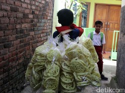 Wagub Jabar Siap Bantu Bocah Penjual Kerupuk yang Hidupi Keluarga