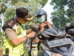 Polisi Ingatkan Pemotor Berhelm dengan Benar dan Aman