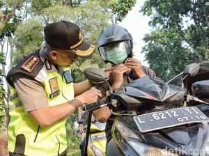 Polisi Ingatkan Pemotor Berhelm dengan Benar dan Aman Polisi Ingatkan Pemotor Berhelm dengan Benar dan Aman