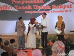 Nyanyi Lagu Es Lilin, Warga Soreang Ini Dapat Sepeda dari Jokowi