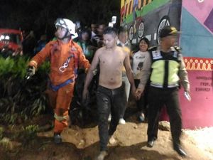 Pria yang Panjat Kolong JLNT Casablanca Berhasil Dievakuasi