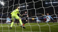 Gol akrobatik Silva dari sudut lain. (Foto: Clive Brunskill/Getty Images)
