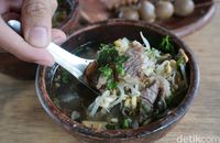 Soto gerabah dengan isian daging sapi yang murah merah.
