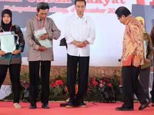 Blusukan di Bandung, Jokowi Pakai Sepatu yang Baru Dibeli di Mal