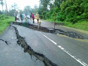 Longsor, Jalan Lintas Tengah Aceh Amblas Longsor, Jalan Lintas Tengah Aceh Amblas