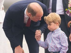 Ketika Pangeran George Menggenggam Erat Tangan Ayahnya