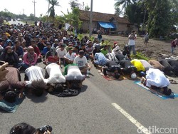 Hadang Petugas, Warga Korban Penggusuran Bandara NYIA Salat di Jalan