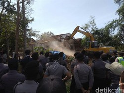 Rumah Warga Terdampak Proyek Bandara Kulon Progo Dibongkar Petugas