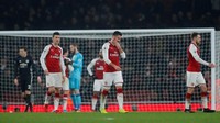 Ekspresi kekecewaan para pemain Arsenal. Di kejauhan, Hector Bellerin tampak bersalaman dengan De Gea dan pasti berharap rekan setimnya di Spanyol itu juga tampil prima di Piala Dunia 2018 mendatang. (Foto: Andrew Couldridge/Action Images via Reuters)