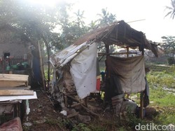 Bocah Garut yang Jualan Kerupuk Demi Ibunya Tinggal di Gubuk Ini