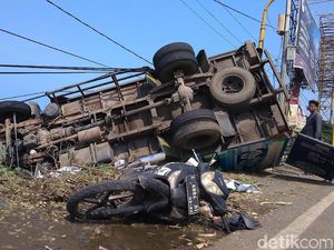 Pengendara Motor Tewas Terjepit Truk di Cirebon