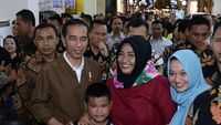 Gaya Santai Jokowi di Bandung: Ke Mal hingga Makan Tahu Petis
