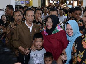 Gaya Santai Jokowi di Bandung: Ke Mal hingga Makan Tahu Petis