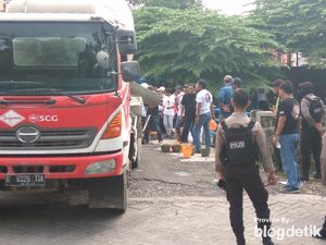 Warga Sidoarjo Protes Pembuangan Limbah Pabrik ke Sungai Warga Sidoarjo Protes Pembuangan Limbah Pabrik ke Sungai