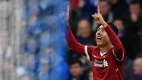 Roberto Firmino menjadi momok bagi Brighton. Striker Liverpool itu dua kali menjebol gawang Brighton yang dilengkapi dengan 83% operan sukses, tiga tembakan, sekali menciptakan peluang, tiga sapuan, dan tiga kali sukses melewati pemain lawan.  (Foto: Dylan Martinez/Reuters)