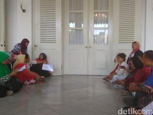 Mau Ngadu Tunggakan Sewa, Penghuni Rusun Duduk Lesehan Tunggu Anies