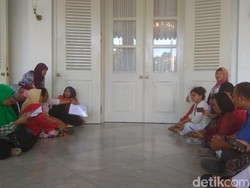 Mau Ngadu Tunggakan Sewa, Penghuni Rusun Duduk Lesehan Tunggu Anies