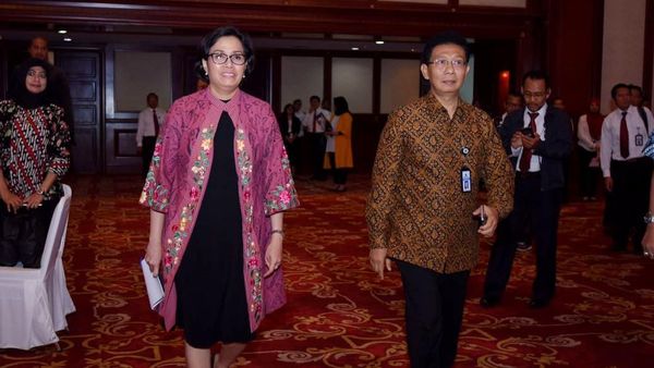10 Gaya Sri Mulyani, Menteri Terbaik Dunia yang Selalu Pakai Batik dan Tenun