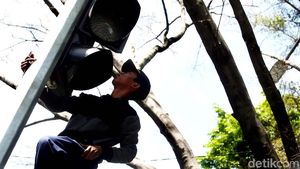 Perbaikan Lampu Lalu Lintas di Jalan Diponegoro