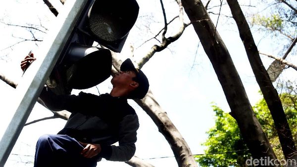 Perbaikan Lampu Lalu Lintas di Jalan Diponegoro