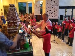 Tak Khawatir Gunung Agung, Turis Rayakan Bulan Natal di Bali