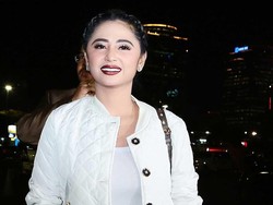 Terlihat Lemas, Dewi Persik Tiba di Polda untuk Laporkan Petugas TransJakarta
