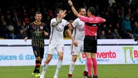 Awal petaka untuk Milan datang di pertengahan babak kedua. Alessio Romagnoli menerima kartu kuning kedua dari wasit, dia pun harus keluar lapangan. (REUTERS/Ciro De Luca)