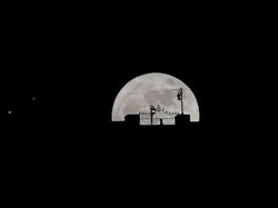 Netizen Seluruh Dunia Pamer Foto Supermoon