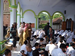 Ratusan Pelajar di Pacitan Terpaksa Kerjakan UAS di Dalam Masjid