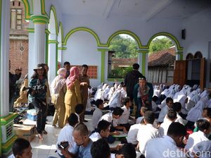 Ratusan Pelajar di Pacitan Terpaksa Kerjakan UAS di Dalam Masjid Ratusan Pelajar di Pacitan Terpaksa Kerjakan UAS di Dalam Masjid