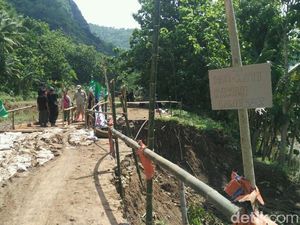 Sempat Terisolir, Warga Sriharjo Bantul Dibuatkan Jembatan Darurat Sempat Terisolir, Warga Sriharjo Bantul Dibuatkan Jembatan Darurat