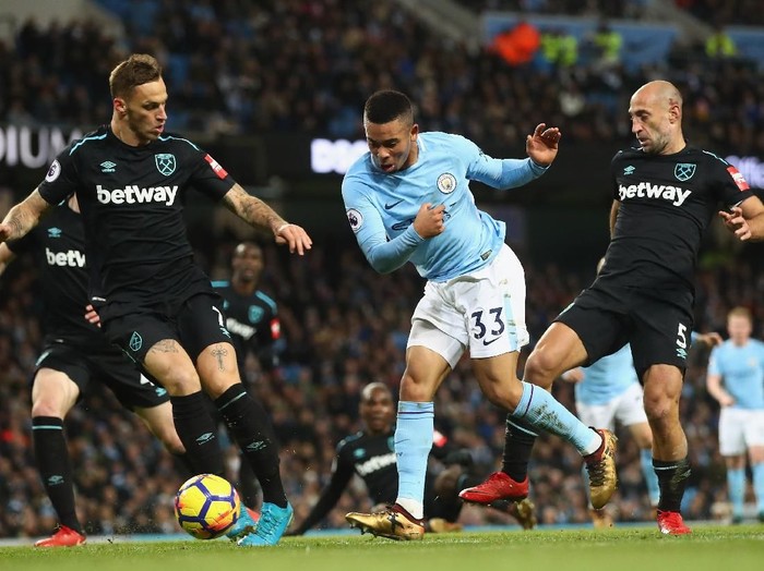 MANCHESTER, ENGLAND - DECEMBER 03:  Gabriel Jesus of Manchester City, Marko Arnautovic of West Ham United and Pablo Zabaleta of West Ham United battle for possession during the Premier League match between Manchester City and West Ham United at Etihad Stadium on December 3, 2017 in Manchester, England.  (Photo by Clive Brunskill/Getty Images)