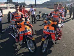 Seru! Marquez dan Pedrosa Balapan Pakai Motor Bebek