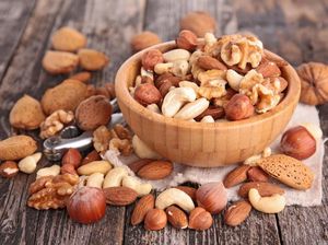 6 Snack Sehat untuk Temani Kamu Nonton Piala Dunia 2018