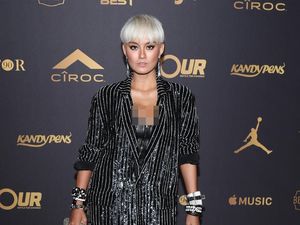 Party Bareng Chris Brown, Agnez Mo Seksi Berbalut Bustier