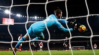 Di posisi kiper ditempati David de Gea. Sempat menjalani debut musim yang sulit, De Gea menjawab keraguan dengan performa-performa apik yang kerap menyelamatkan Manchester United. Kiper berusia 27 tahun itu beberapa kali terpilih sebagai pemain terbaik klub dan menyabet medali juara Premier League 2012/13. (Foto: Julian Finney/Getty Images)