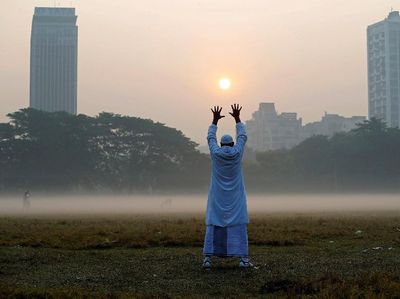Foto: Aktivitas Warga India di Pagi Berkabut Saat Musim Dingin