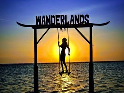 Nyeleneh, Wanita Ini Bikin Foto Traveling Tanpa Pakaian