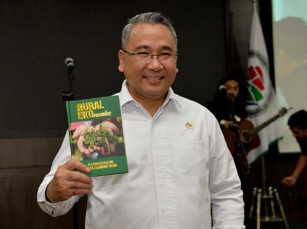 Mendes Tuangkan Ide Pembangunan Ekonomi Desa dalam Sebuah Buku Mendes Tuangkan Ide Pembangunan Ekonomi Desa dalam Sebuah Buku