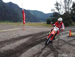 Bukan Variasi, Selang di Atas Tangki Trail Juga Punya Fungsi