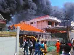Gudang Kosmetik Terbakar di Jakbar, Asap Hitam Membubung Tinggi