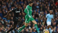 West Ham beberapa kali punya situasi bagus, termasuk saat Ederson Moraes keluar dari sarangnya dan memainkan bola dengan kakinya ini. Tapi ketenangan Ederson membuat City bisa mengendalikan situasi. (Foto: Clive Brunskill/Getty Images)