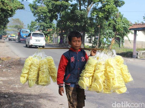 Foto: Ini Sutrisno, Bocah yang Jual Kerupuk untuk Hidupi Keluarga