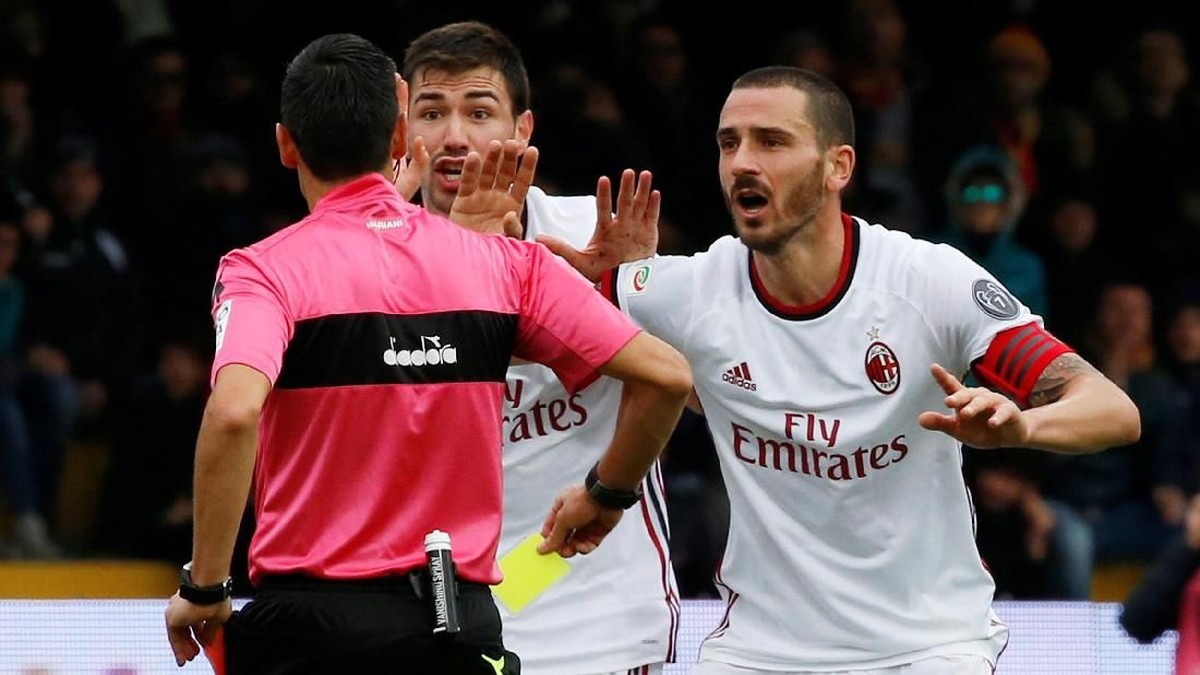 Leonardo Bonucci kecewa berat setelah AC Milan gagal menang atas Benevento (Foto: Ciro De Luca/Reuters)