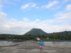 Bukan Lancip, Gunung di Flores Ini Datar Seperti Meja