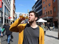 Waduh! Pria Ini Harus Minum 20 Liter Air Tiap Hari Agar Tetap Hidup